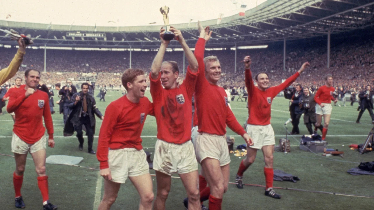 Mu 1966 Sir Bobby Charlton yahesheje u Bwongereza Igikombe cy'Isi