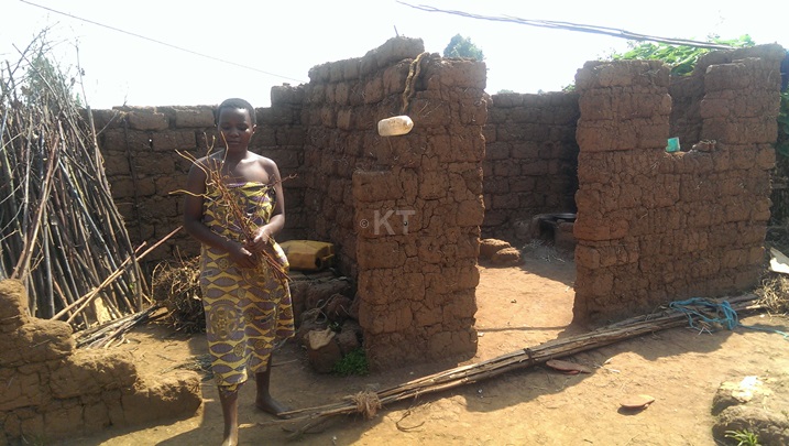 Igikoni kidakinze kitanasakaye iyo imvura iguye rondereza irasenyuka.