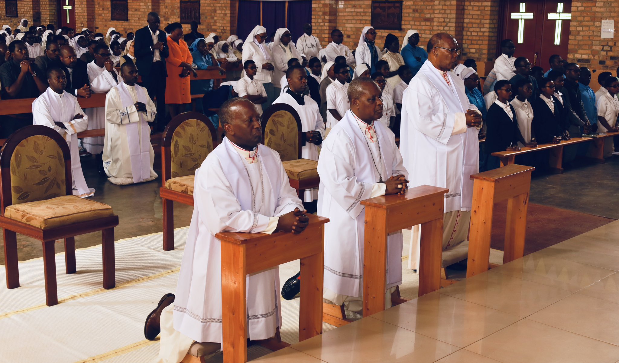Igikorwa cyo kwakira Mgr Ntagungira cyabimburiwe n'isengesho