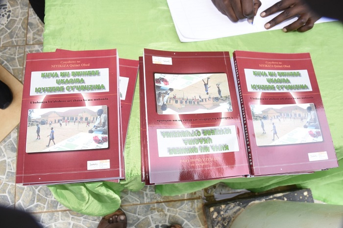 Igitabo "Kuva mu bwihebe ukagira icyizere cy'ubuzima" kigaragaza abana bahoze baba ku kimoteri cya Nyanza ariko baza kuvanwayo, ubu bakaba barahindutsemo ababyeyi
