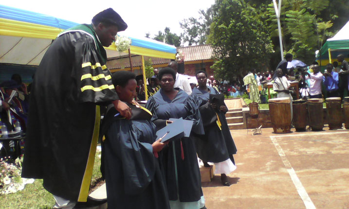 Igitambaro cyo mu gatuza, gitandukanye ukurikije amashami abantu bize, bacyambikwaga n'umuyobozi ushinzwe amasomo.