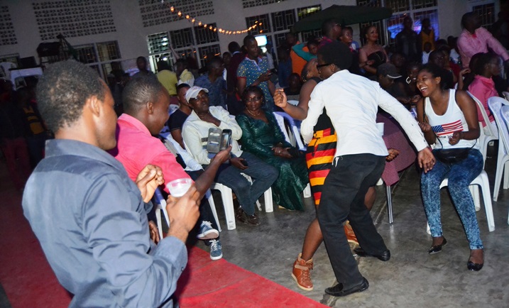 Igitaramo cyashyushye abakitabiriye batangira kubyina.