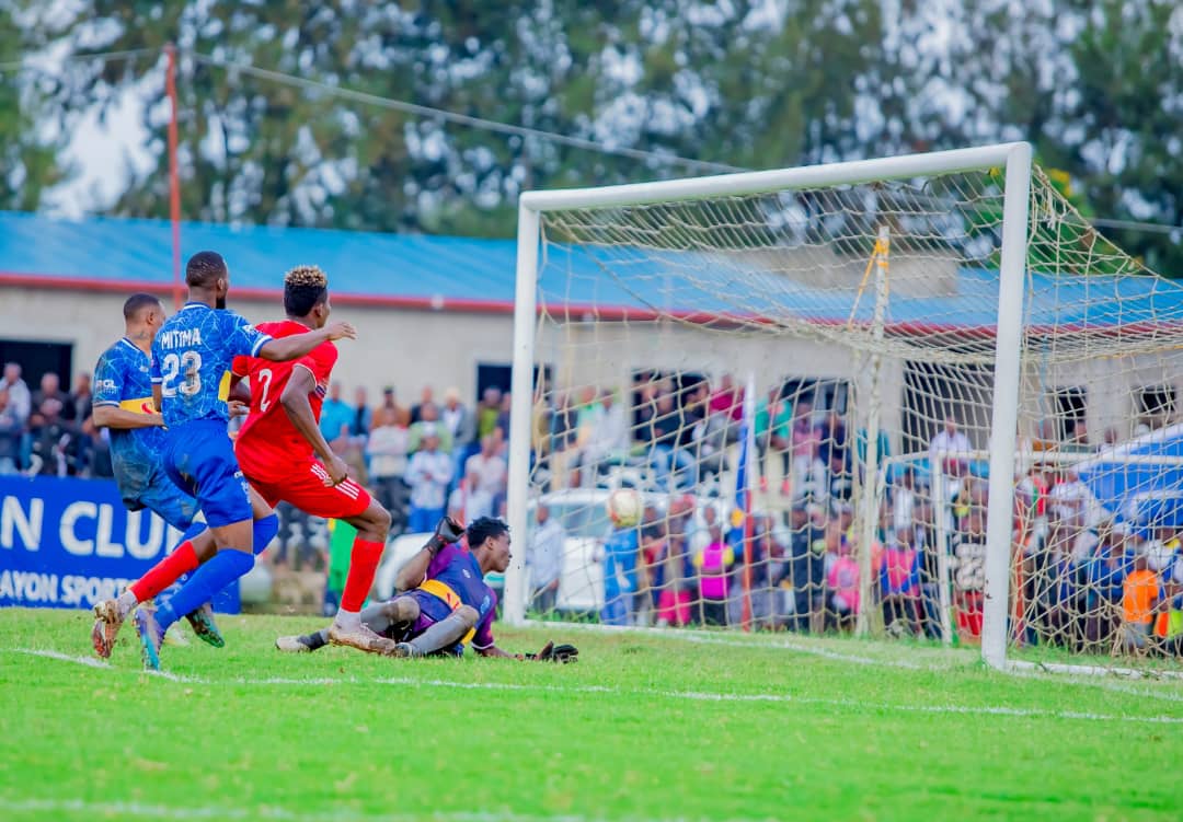 Peter Agblevor ashagawe n'abakinnyi ba Musanze FC ubwo yari amaze kubatsindira igitego