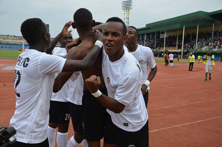 Abakinnyi ba APRFC bishimira igitego cya kimaze gutsindwa na Miggy.