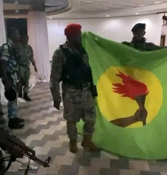 Abagabye iki gitero bari bitwaje ibendera ryahoze rikoreshwa RDC icyitwa Zaire