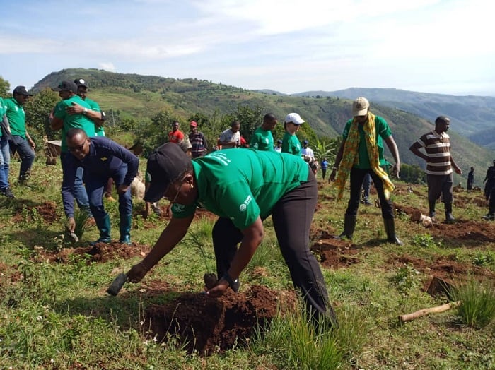 Minisiri Mujawamariya yifatanyije n'ab'i Gicumbi mu muganda batera ibiti