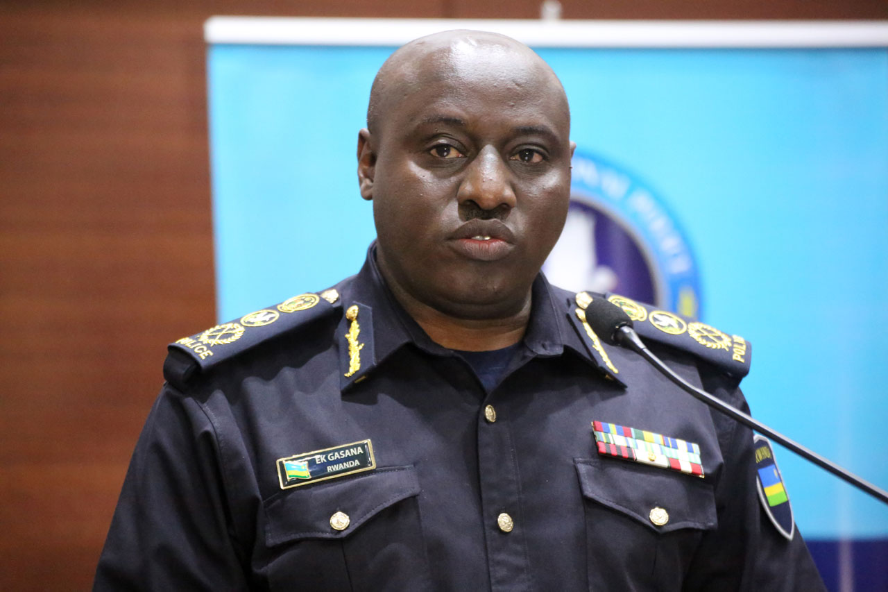 IGP Emmanuel Gasana yizeje Umuyobozi wa RIB ko abapolisi yahawe ari abakozi beza bazamufasha kugera kuri byinshi