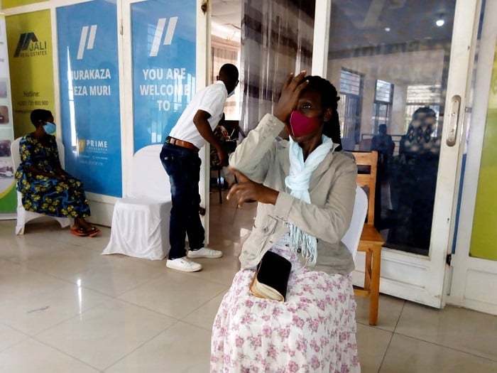 Usoma abanza gupfuka ijisho rimwe agakurikizaho irindi kuko rimwe rishobora kuba rirwaye irindi ari rizima