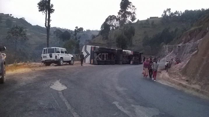 Ikamyo yahirimye abaturage bateza akavuyo barwanira kuvoma mazutu.