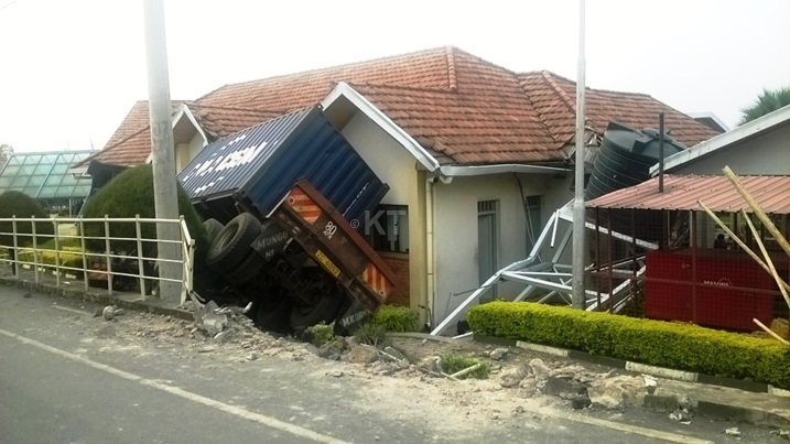 Ikamyo yahirimye ku nzu y'abasohoka n'abinjira ku mupaka muto uhuza Goma na Gisenyi.