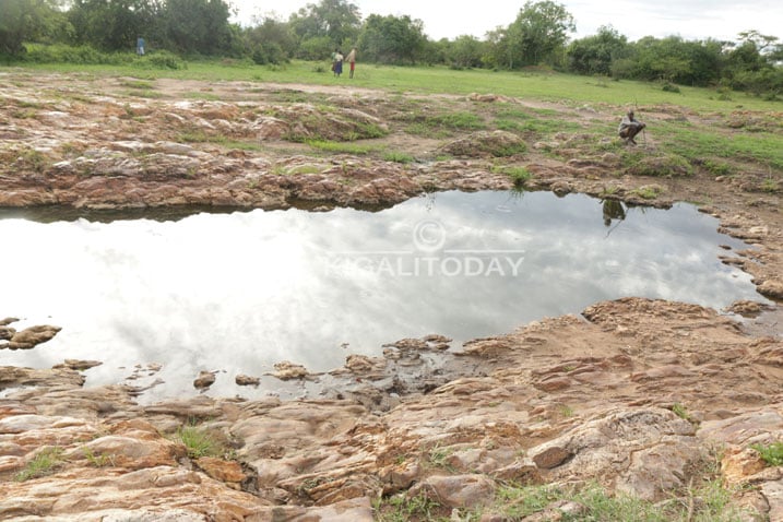 Uru rwobo rugaragara nk'ikidendezi gito ariko rufite uburebure bw'ubujyakuzimu butazwi kandi mu gihe cy'imvura aho hose haruzura hakaba nk'ikibaya.
