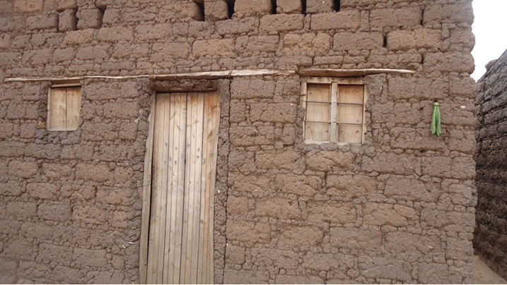 Ubonye ikibabi cy'itabi ahita amenya ko aho baricuruza.
