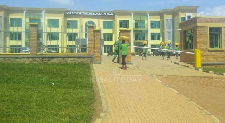 Ikibazo cyo kubura amazi cyatumye abashinzwe isuku ku biro by'Akarere ka Kamonyi bajya kuvoma mu gishanga 