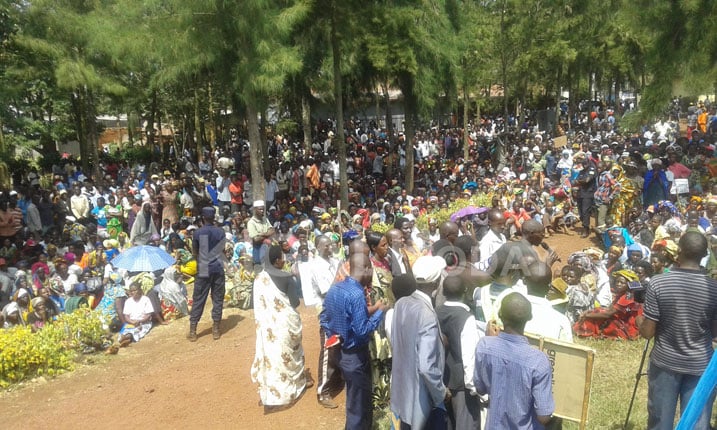 Ikibuga cy'Umurenge wa Kirehe cyari cyuzuye abaturage baje gusangira ibitekerezo n'intumwa za rubanda nyuma y'umuganda.