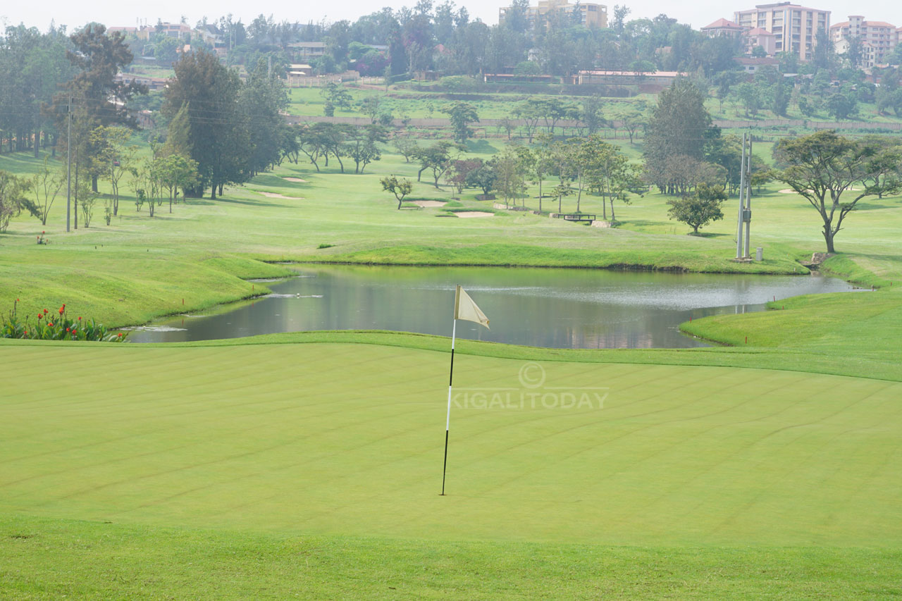 Mu kibuga cya Golf Hashyirwamo amazi afasha abakinyi kuyarenza agapira kagana mu kindi