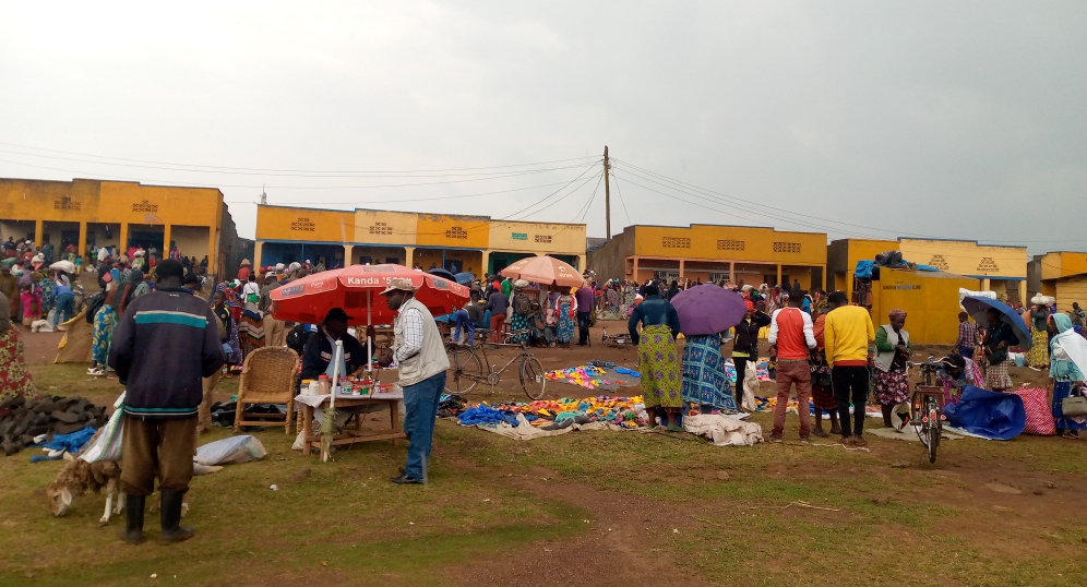 Ikibuga gikikije inyubako z'isoko rya Rugarama ngo kiramutse cyubatswemo abacuruzi bakabona aho bakorera hasakaye byarushaho kubateza imbere