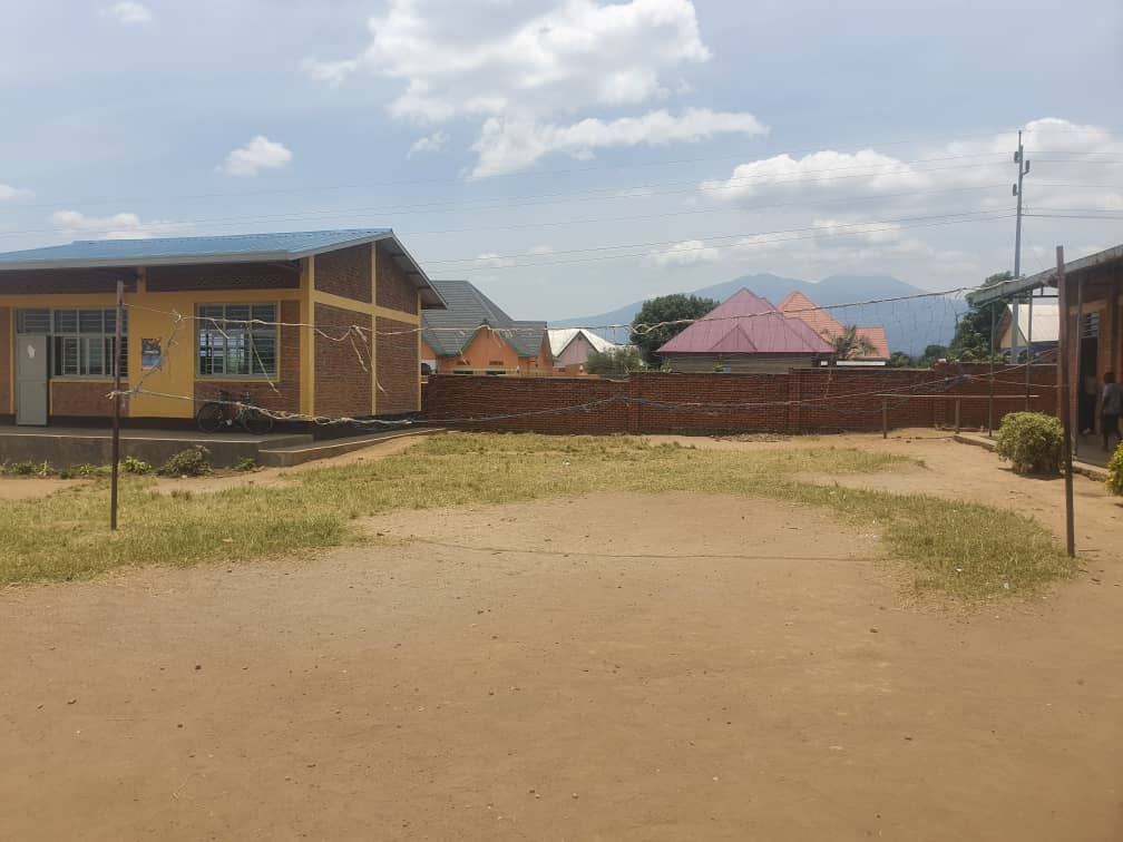 Ikibuga cya Volleyball cya Centre Scolaire Gashangiro ll ntabwo kijyanye n'icyerekezo