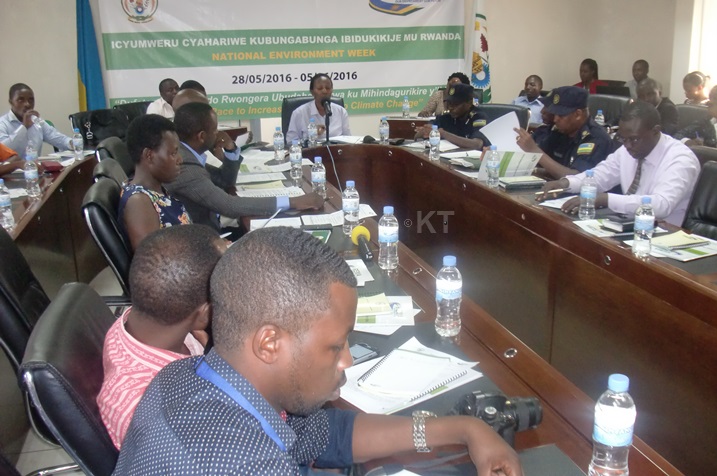 Ikiganiro cyitabiriwe n'abantu baturutse mu nzego zitandukanye.