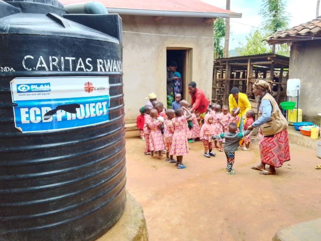 Caritas ifatanyije na Plan International Rwanda bagenera ibigega bifata amazi buri rugo mbonezamikurire
