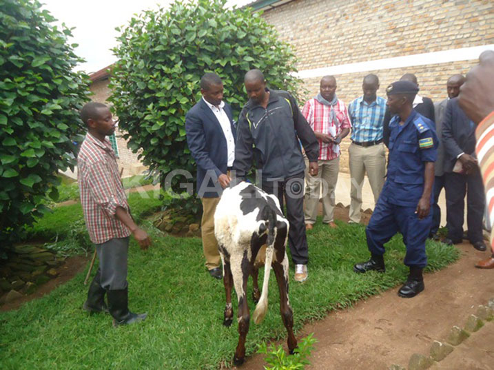 Ikigo nderabuzima cya Byimana cyanaremeye umukecuru warokotse Jenoside.
