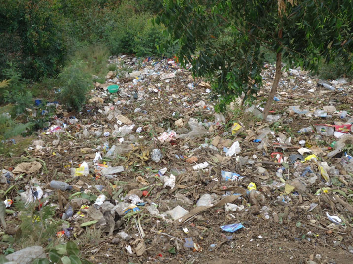 Ikimoteri kiri hafi y'umuhanda kegereye n'ingo z'abaturage.