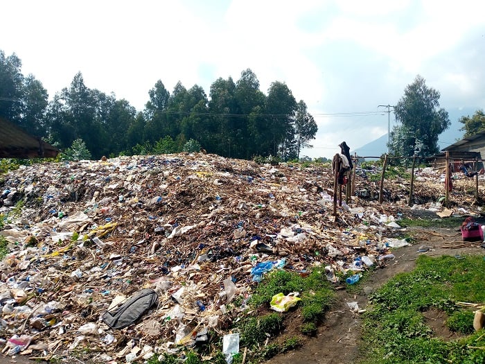 Imyanda yuzuye muri iki kimoteri ni yo abaturage bavuga ko ibateza umwanda n