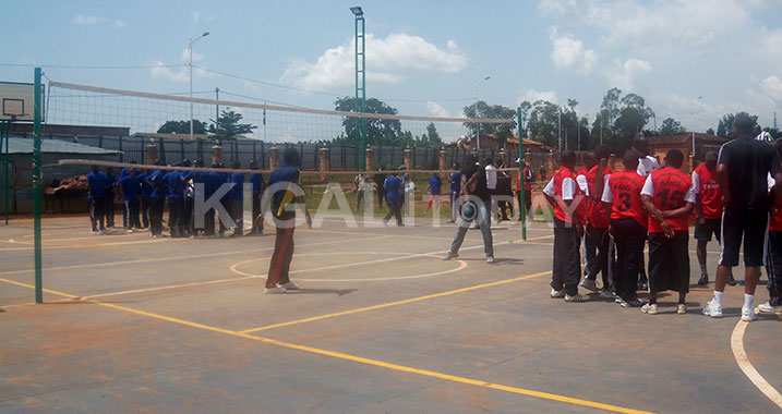 Abapolisi batsinze abakozi b'Akarere ka Gisagara amaseti atatu ku busa. 