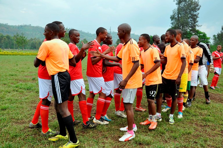 Ikipe y'ingabo z'igihugu i Nyakinama zari zambaye hejuru umutuku naho iy'abanyakuru yambaye hejuru orange