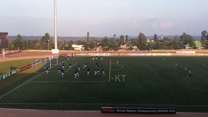 Ikipe ya Angola mu myitozo kuri Stade Huye, ku mugoroba wa 16 Mutarama 2016.