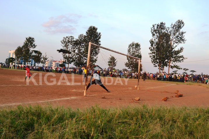 Ikipe ya Rubona mu bahungu ba Rwamagana yazize guhusha penaliti Nk'aha umupira wakubise ku izamu 