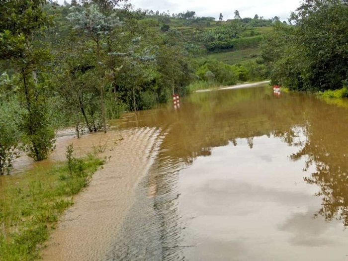 Wambutse ikiraro cya Nyabarongo ugeze Ngororero amazi aba yuzuye mu muhanda nta muntu utambuka