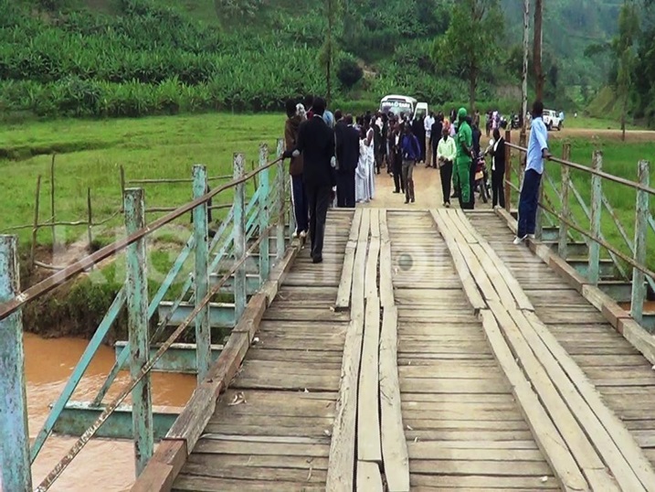 Ikiraro cya Bourgue kiri kuri Nyabarongo gihuza Muhanga na Ngororeronicyo RTDA ishinjwa kuba yarirengagije gusana kandi cyangirika bikomeye.