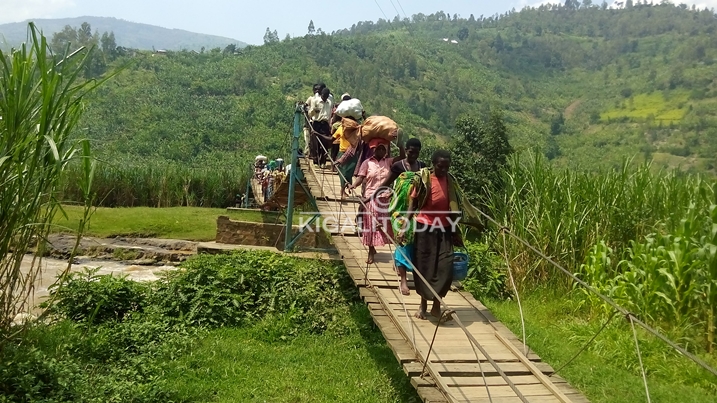 Ikiraro kiri mu kagari ka Rwamambe nacyo gihangayikishije abacyambukiraho bashaka kujya mu karere ka Nyabihu kuko imbaho zashizeho kuburyo abantu badasiba kugwa mu mugezi.