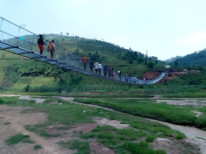 Abaturage n'abayobozi batangiye kugicaho kugira ngo bagisuzume niba kimeze neza