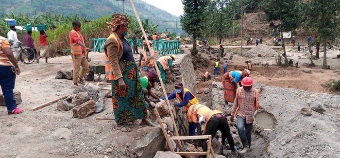 Hari ibiraro byatangiye gusanwa ngo abaturage bongere guhahirana ariko hari n'ibitarakorwa