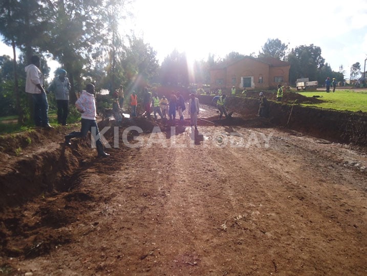Ikorwa ry'uyu muhanda niryo ryangije insinga z'umuriro w'amashanyarazi n'impombo z'amazi. 