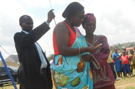 Umunyamabanga wa Leta muri Minisiteri y'ubutegetsi bw'igihugu, Dr Mukabaramba ni wifatanyije n'Abanyakamonyi mu kwizihiza umunsi mpuzamahanga w;abagore.