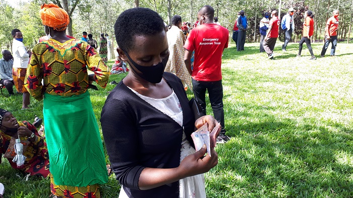Yahise abikuza amafaranga yahawe kugira ngo ajye kugura imashini yo kudoda kuko iyo yakoreshaga yayikodeshaga