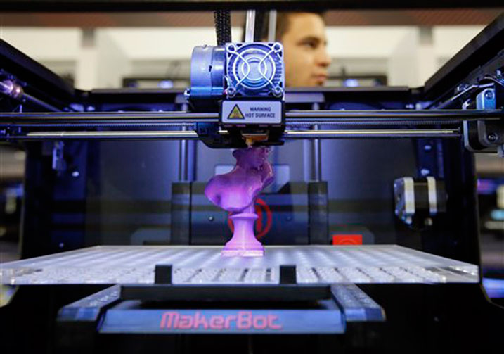Imashini-ya-3D-printer-ifite-ubushobozi-bwo-gusohora-ikintu-gifatika,-yakwifashishwa-mu-nganda.-Ubu-nabwo-ni-uburyo-butaratera-imbere-mu-Rwanda.