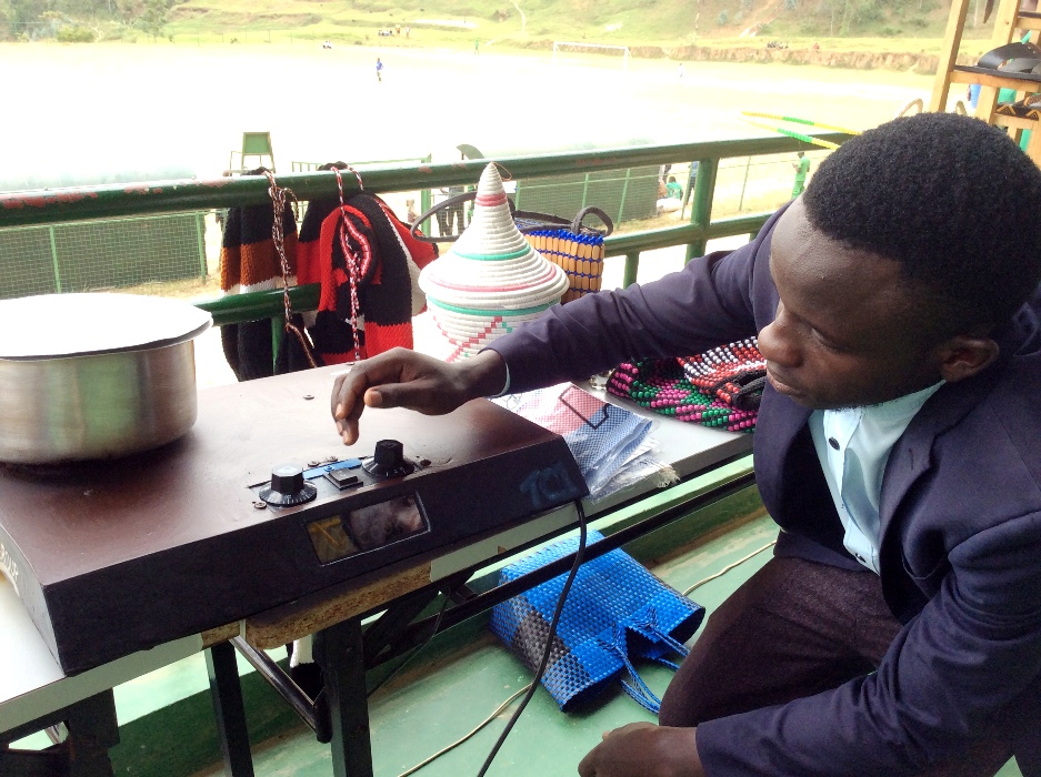 Ndayishimiye yagaragaje ishyiga arimo gukora rikoresha amashanyarazi ariko rikanabika umuriro