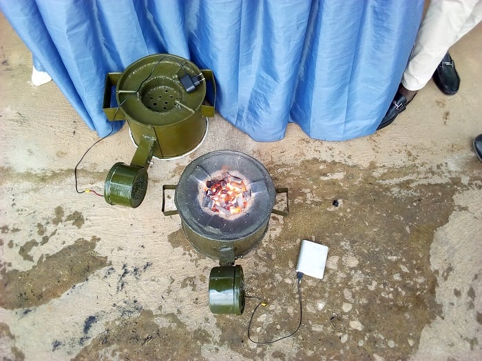Imbabura ya cana rimwe iri gukoresha power bank n'ibisigazwa by'amakara