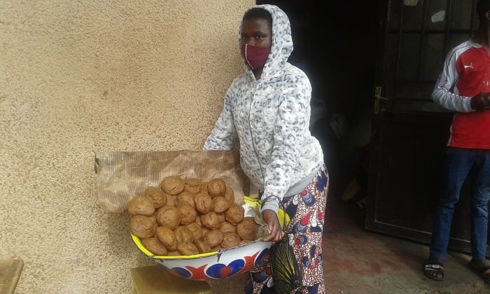 Avuga ko ubwo bucuruzi bwari bumutunze