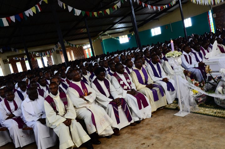 Imbaga nyamwinshi yitabiriye umuhango wo gushyingura padiri Nambaje.