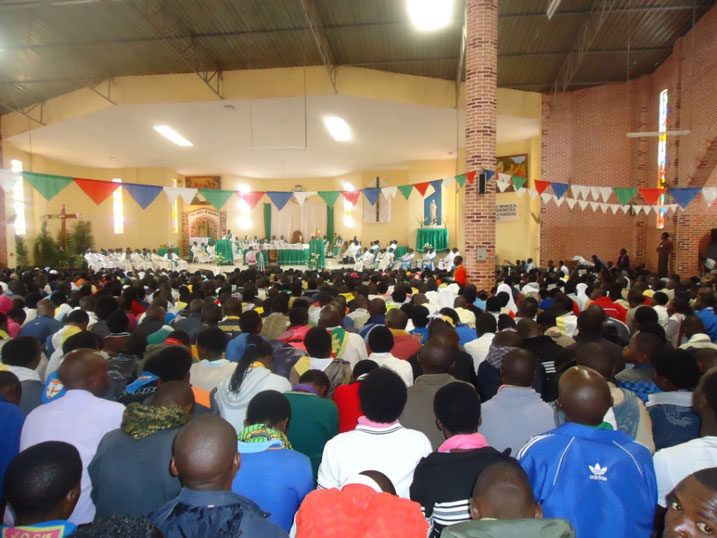 Imbaga y'abakirisitu yari yuzuye kiriziya.