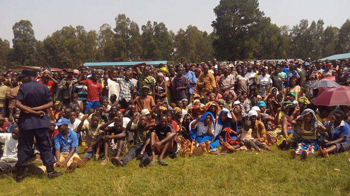 Minisitiri Murekezi yanenze abayobozi batekinika imbere y'imbaga y'abaturage.