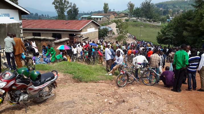 Imbaga y'abantu bari ku murenge wa Muyira batangariye ibibaye kuri Mukabarinda n'umugabo we wahamutaye baje gusezerana kubana ubuziraherezo
