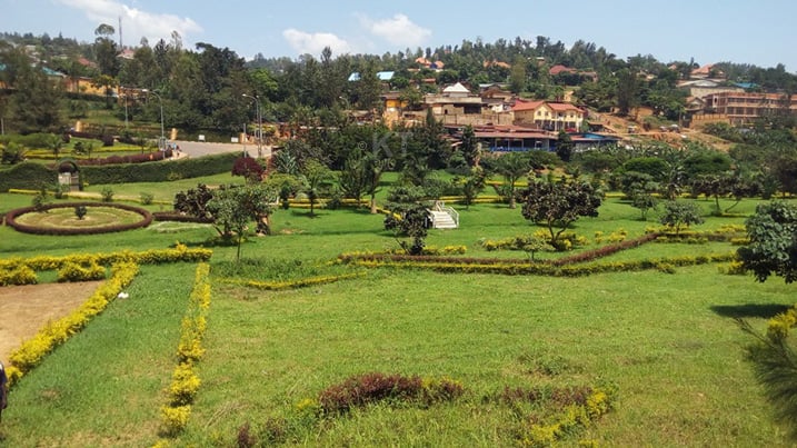 Imbere muri Green Square ku muhanda ugana ku rwibutso rwa Jenoside ku Gisozi.