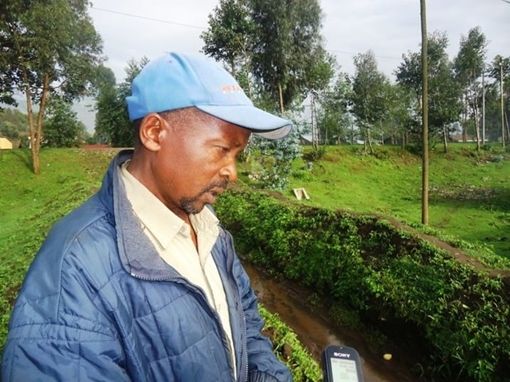 Imbere y'umuyoboro basibuye mu muganda, Mudaheranwa avuga ko byaruhuye abaturage kuko wabatezaga amazi mu mazu ukangiza imyaka wuzuye.