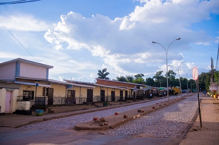 Imbere ya gare ya Remra mu Giporoso, aya maduka yabaga afunguye