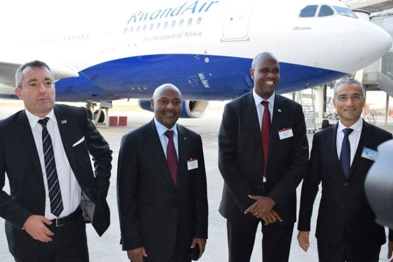 Abayobozi b'Uruganda rw'izi ndege bereka Umuyobozi wa Rwanda Air John Mirenge wa kabiri uturutse iburyo na Ambasadeli w'u Rwanda mu bufaransa Kabale Jacques wa Kabiri uturutse ibumoso 